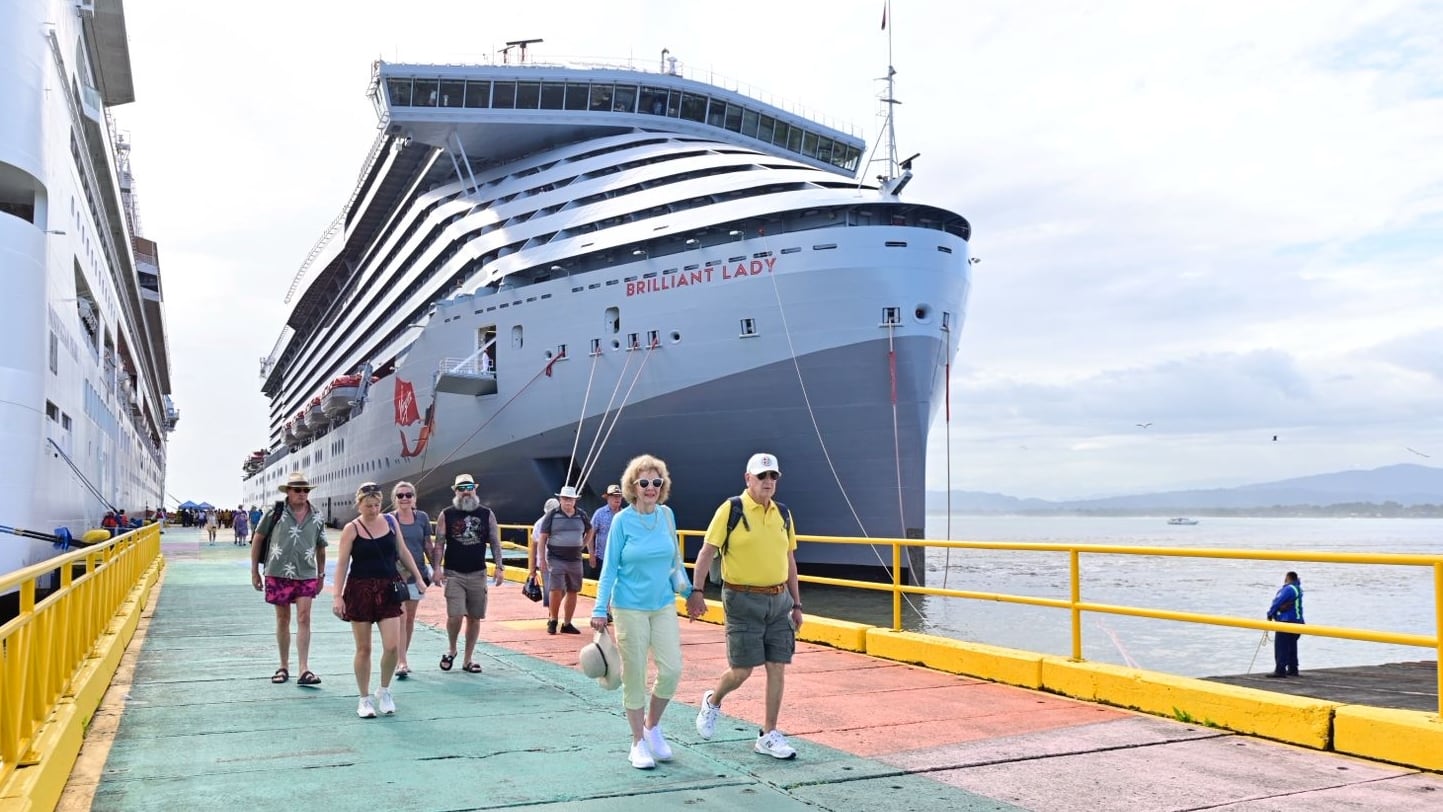 Meet at Puerto Limón and depart for the canals